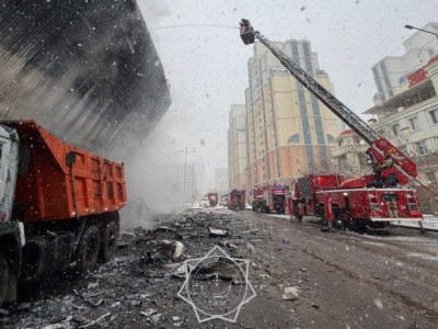 Елордалық өрт сөндірушілер павильоннан шыққан өртті сөндіріп жатыр