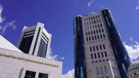 Медицина қызметкерлеріне зорлық-зомбылық көрсеткендерге жаза қатаңдайды — Мәжіліс