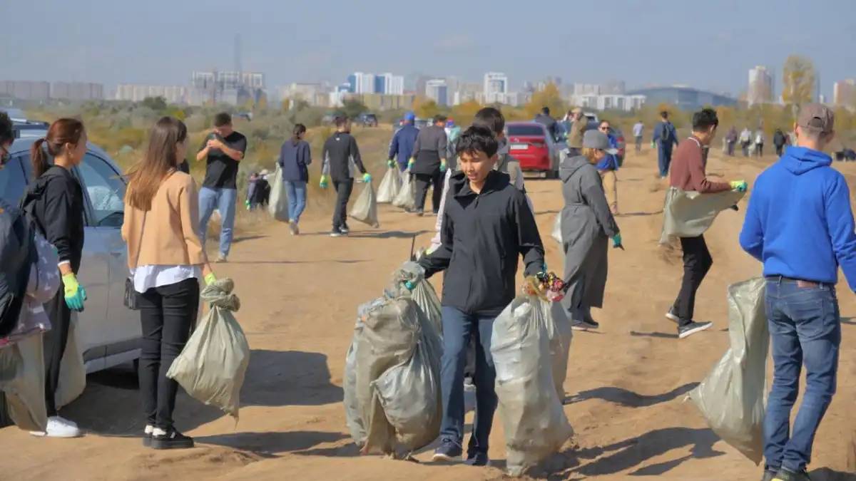 Астанада 100 мыңнан астам адам қалалық сенбілікке шықты