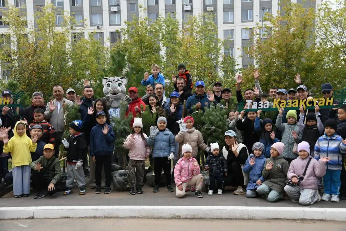 «Таза Қазақстан»: Астанада мектеп оқушылары ағаш отырғызды
