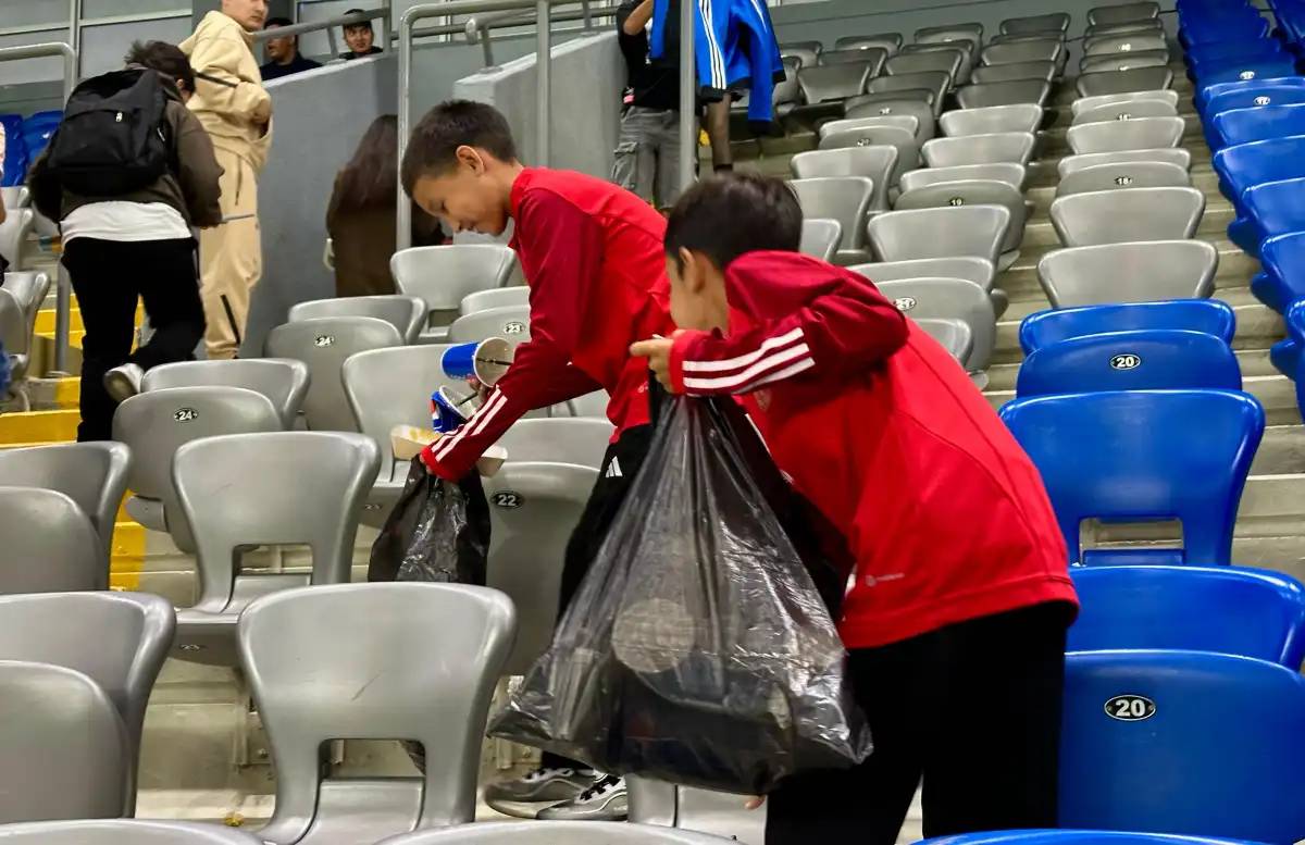 Елордалық дербиден кейін жас футболшылар стадионды тазалады