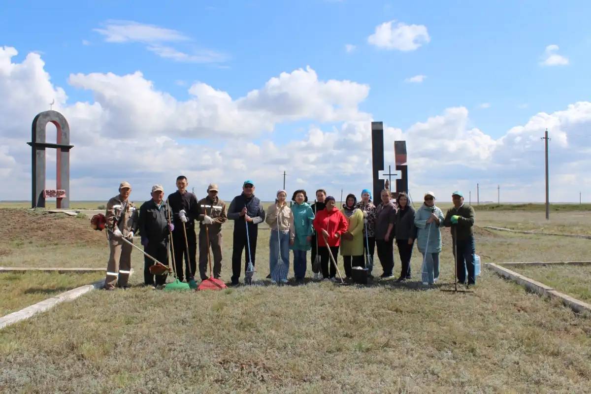 «Таза Қазақстан»: Астанада «АЛЖИР» тұтқындары жерленген жер қоқыстан тазартылды