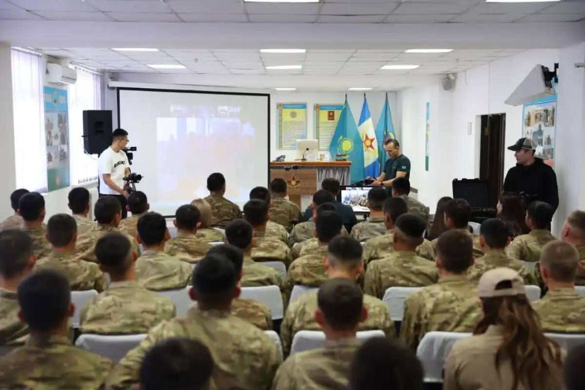 Әскердегі сарбаздар мектептегі ұстаздары және оқушылармен тілдесті