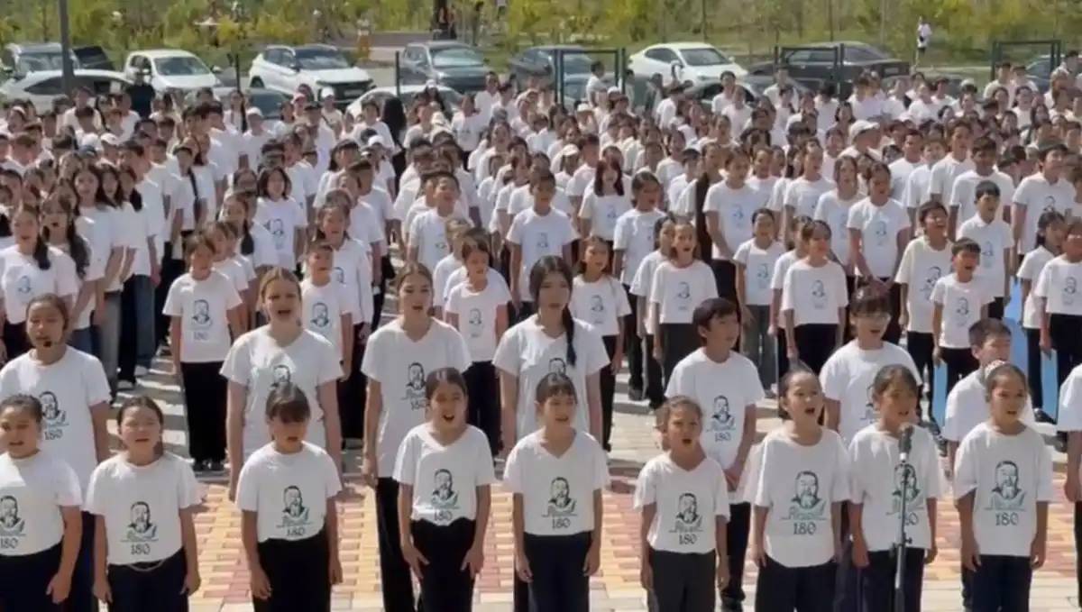 Абайдың 180 жылдығы: Елордада 5 мыңға жуық оқушы «Желсіз түнде жарық ай» әнін орындады