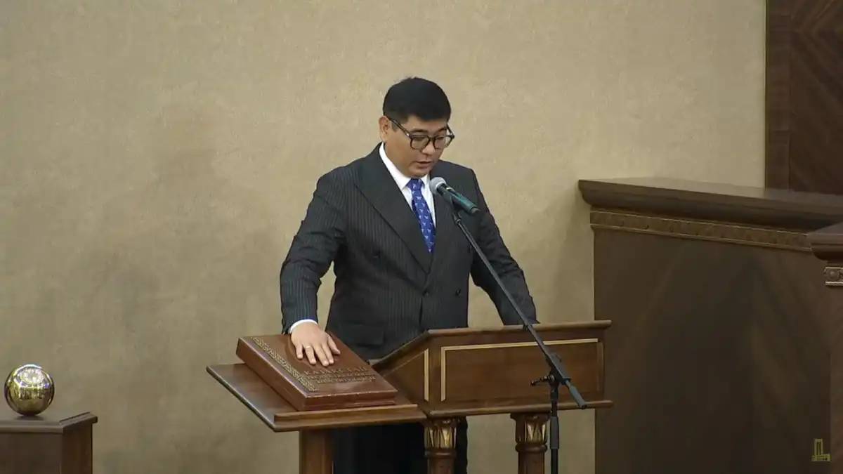 Мәжілісте жаңа депутат ант қабылдады