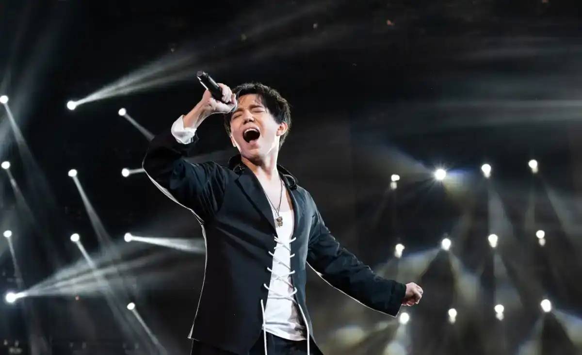 Димаштың әні алғаш рет Disney радиосында қойылды