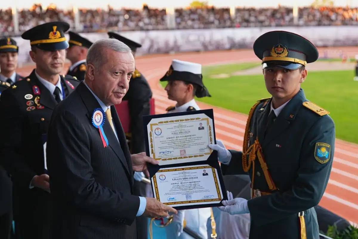 Түркия Президенті Ұлттық ұлан офицерлеріне диплом табыстады