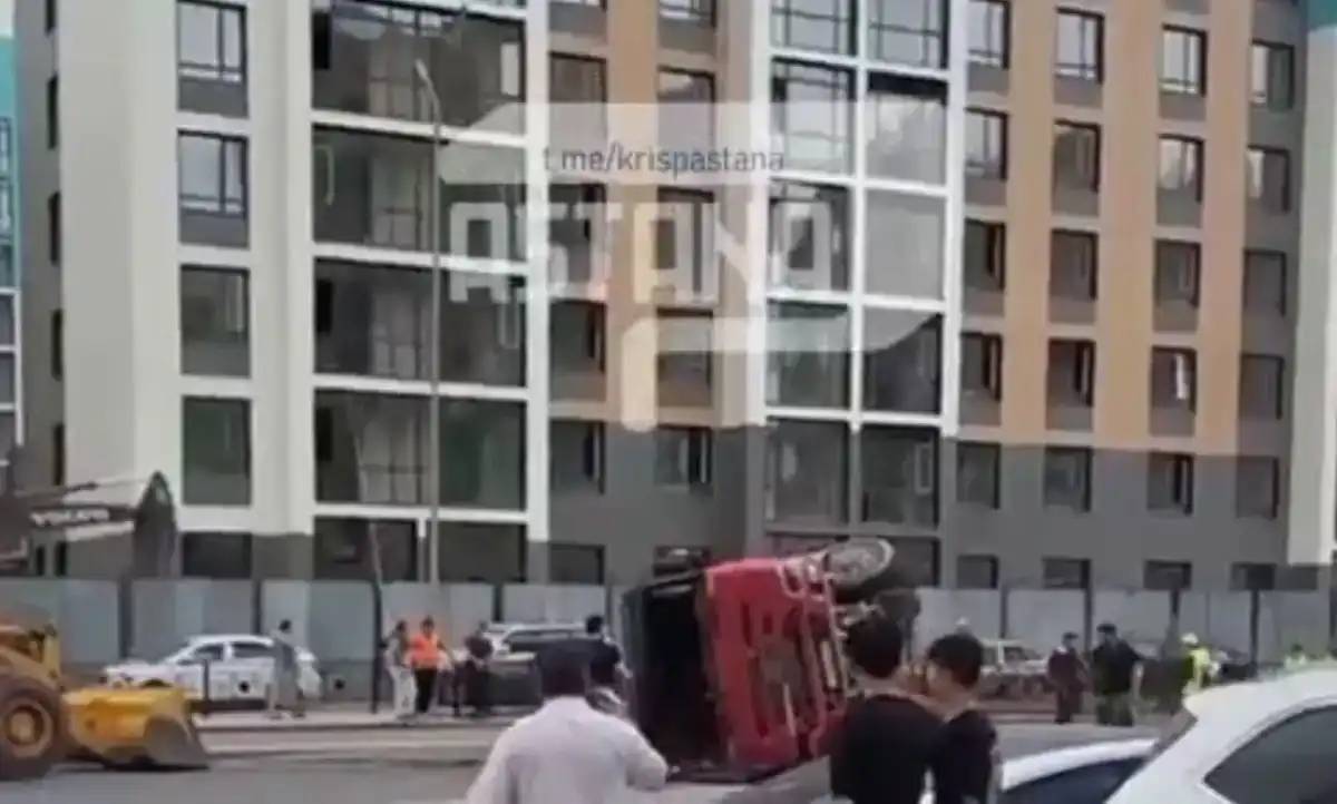 Астанада көше ортасында жүк көлігі аударылды