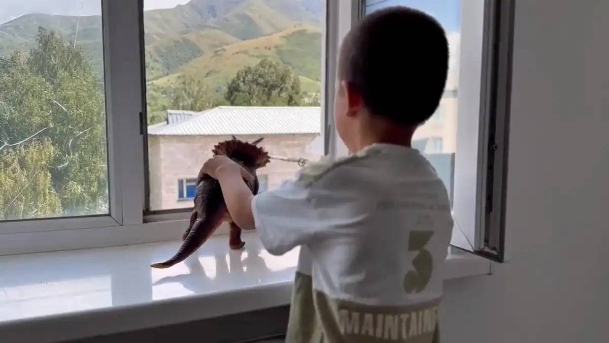 ТЖМ ескертеді: Ашық терезелер балаларға қауіп төндіреді