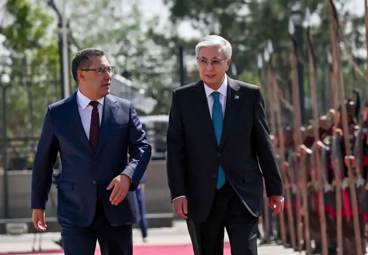 Қырғызстан Президенті өз резиденциясында Тоқаевты салтанатты түрде қарсы алды