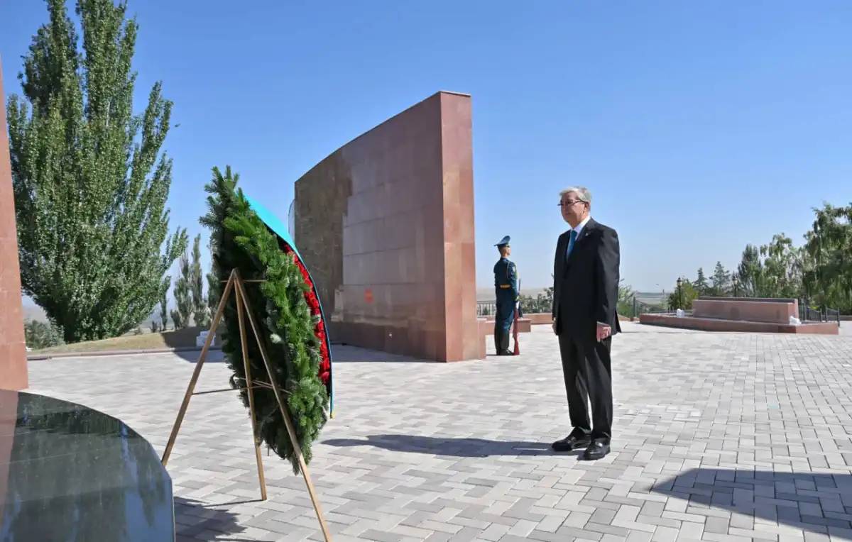 Тоқаев «Ата бейіт» ұлттық тарихи-мемориалдық кешеніне зиярат етті