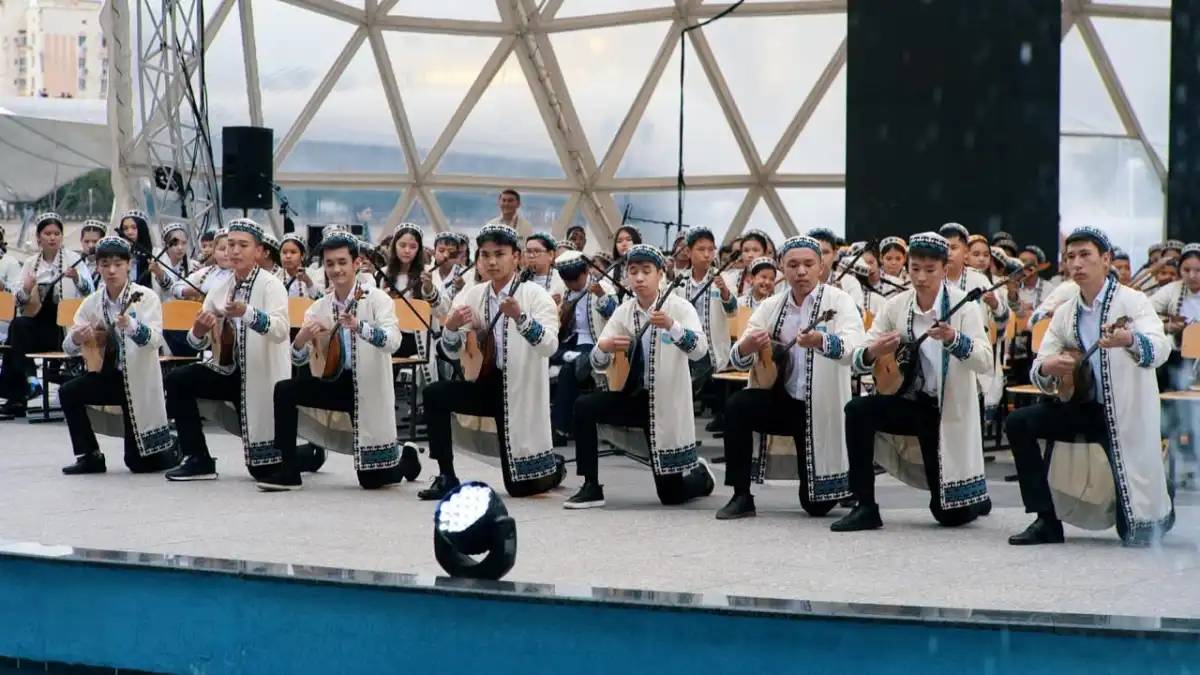 Өскелең ұрпақтың домбыраға деген ықыласы ерекше – Президент