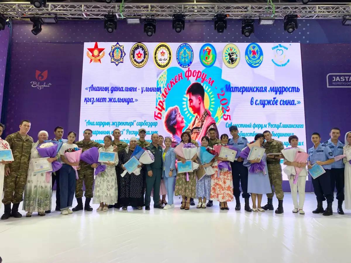 Әскердегі сарбаздар аналарына ерекше тосын сый жасады