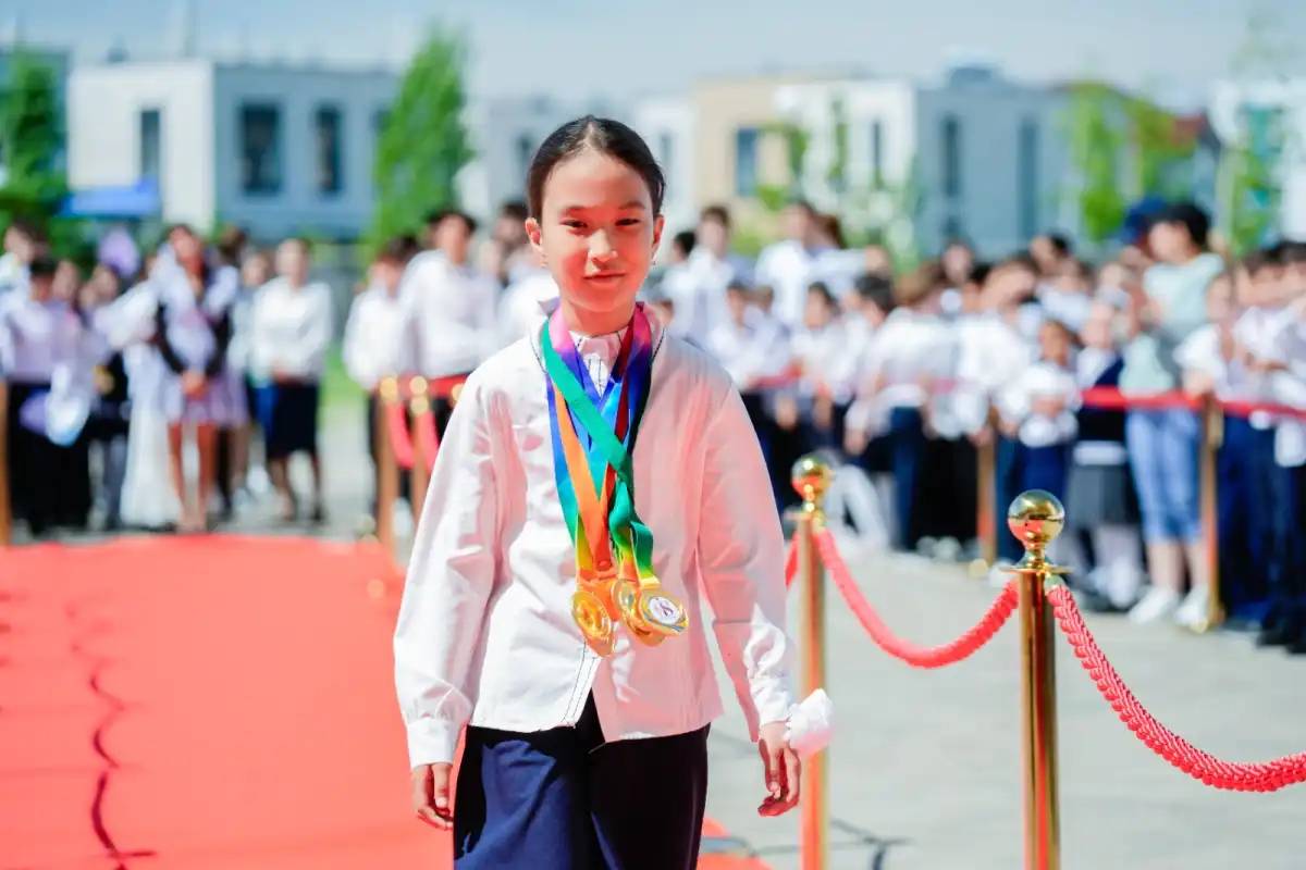 «Жұлдыздар шеруі – 2025»: Елордалық мектепте үздік оқушылар марапатталды