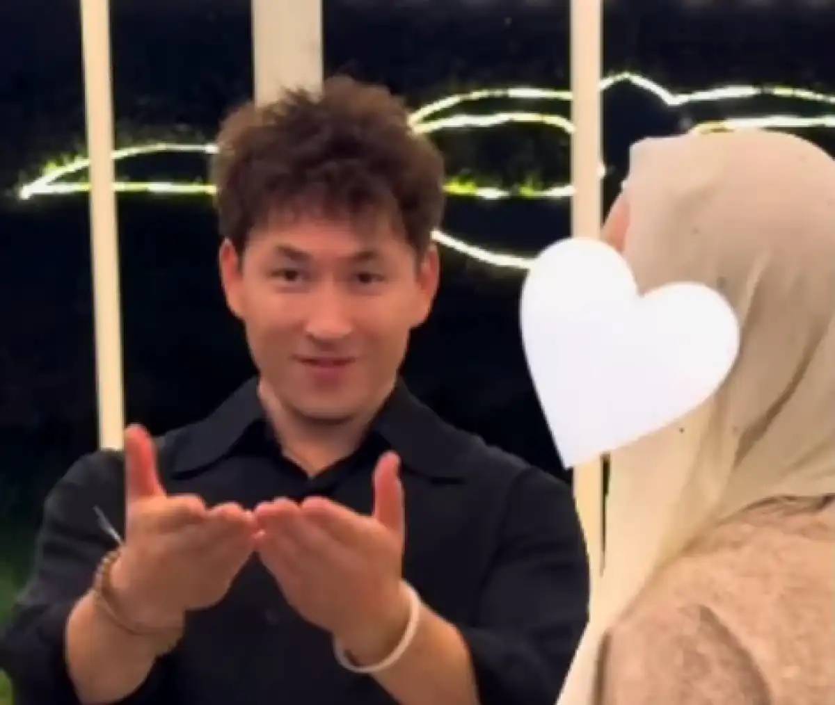 «Әйел ұратынын біле ме екен?!»: «Меломен» тобының әншісі Ғабит Бибасыұлы бейтаныс қызбен көзге түсті