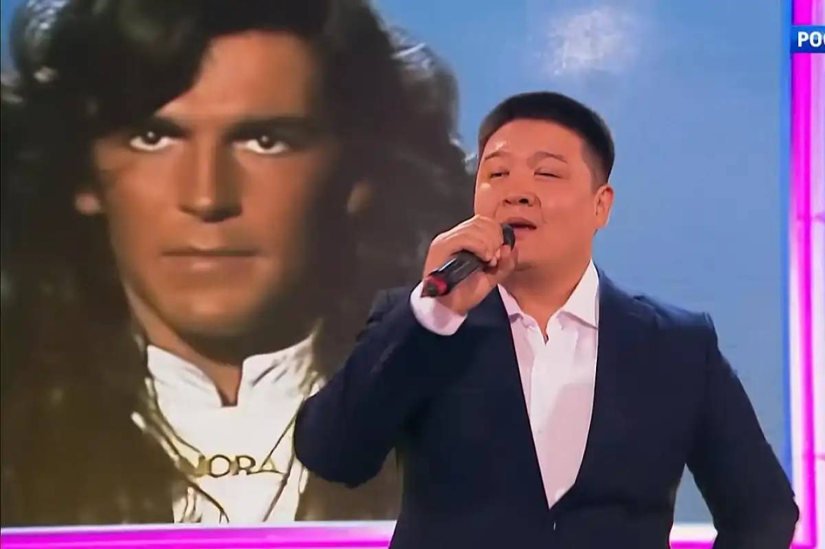 Астаналық полицей Андрей Малаховтың кешкі шоуында ән салып, желідегілерді тәнті етті (видео)