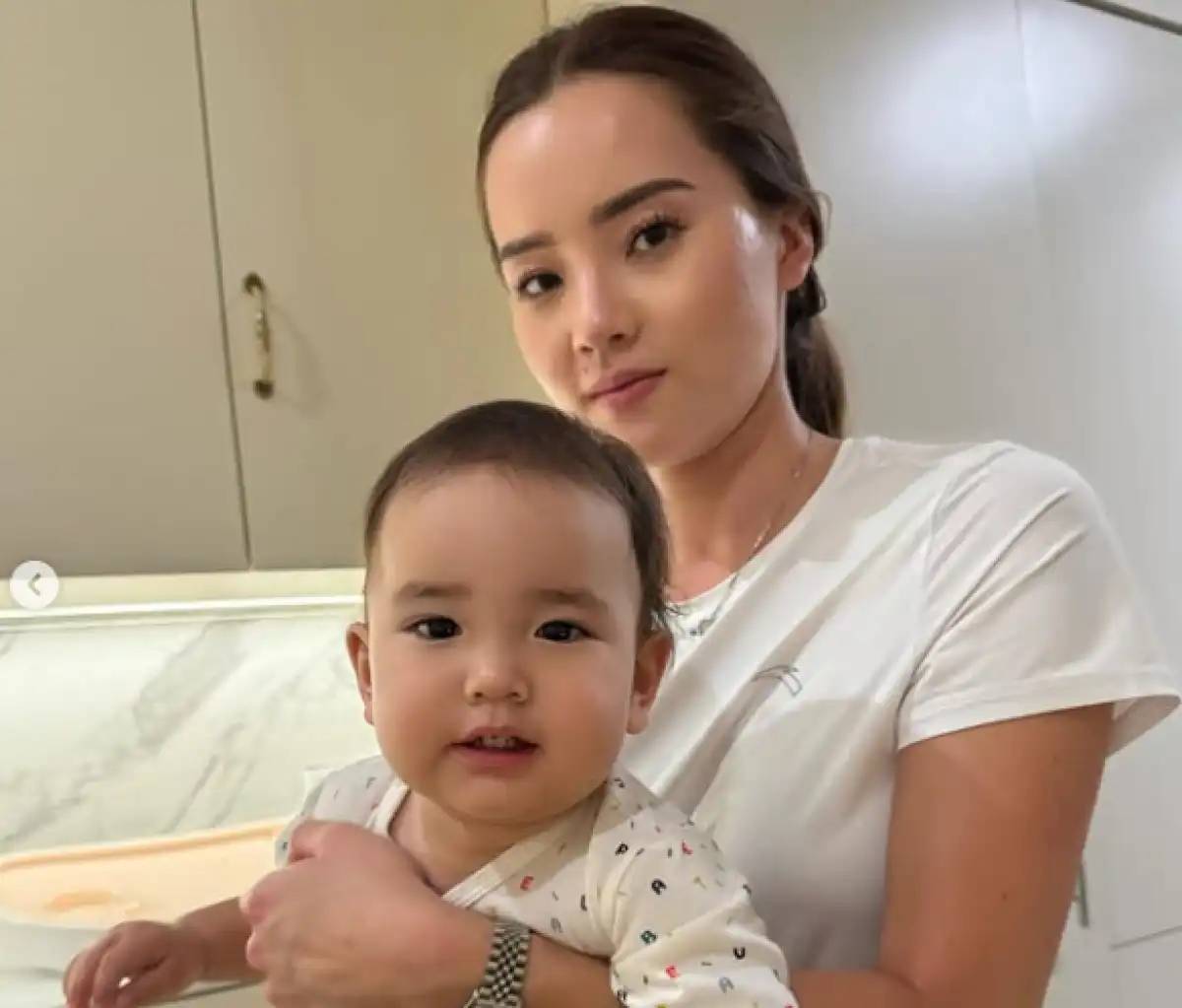 «Қыздарым»: Баян Алагөзова желіге қыздарының суретін салып, оқырманын тәнті етті