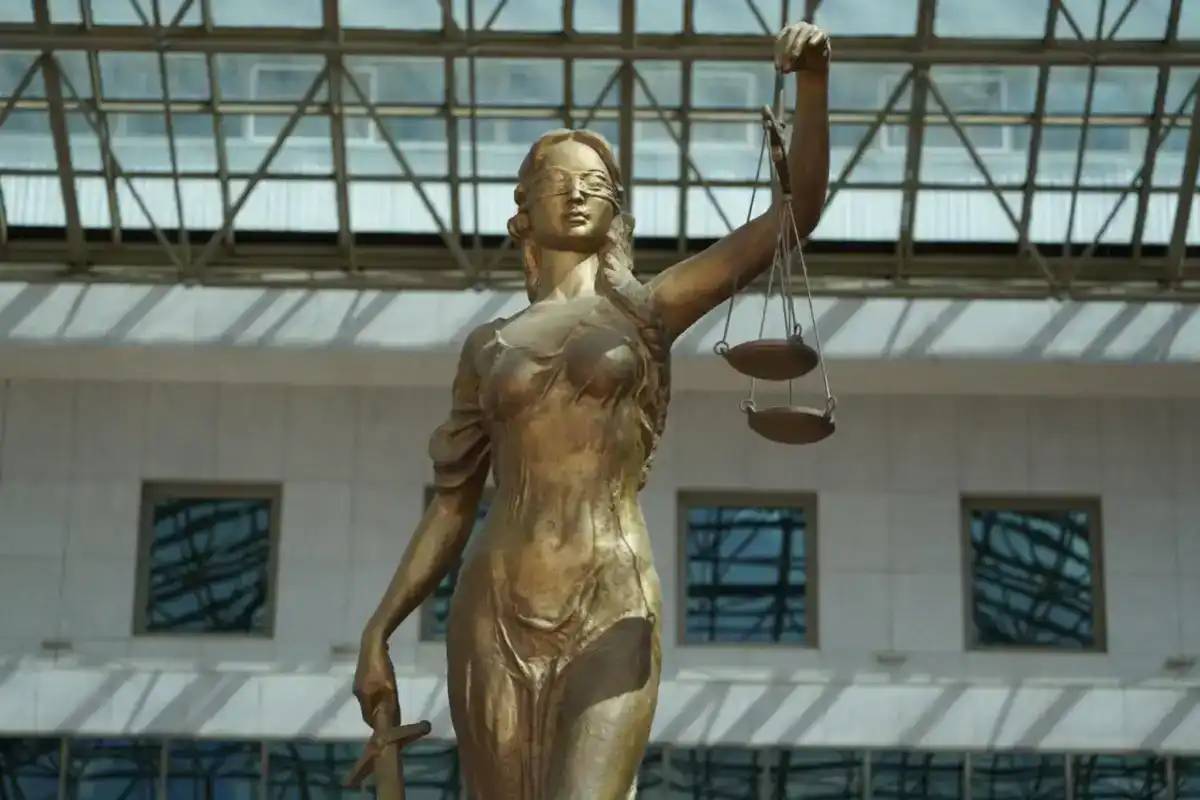 Жұмыстан шығарылған үш мұғалім директордан өтемақы өндіріп, қызметтеріне қайта оралды