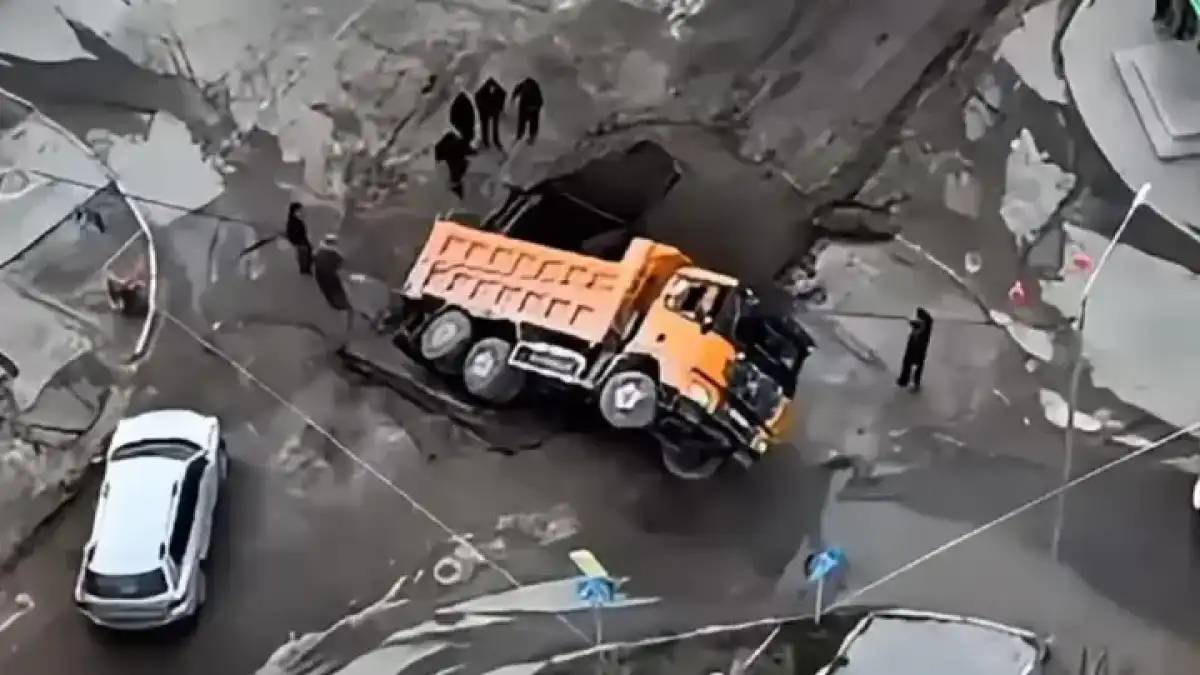 Семей орталығында жүк көлігі шұңқырға түсіп кетті