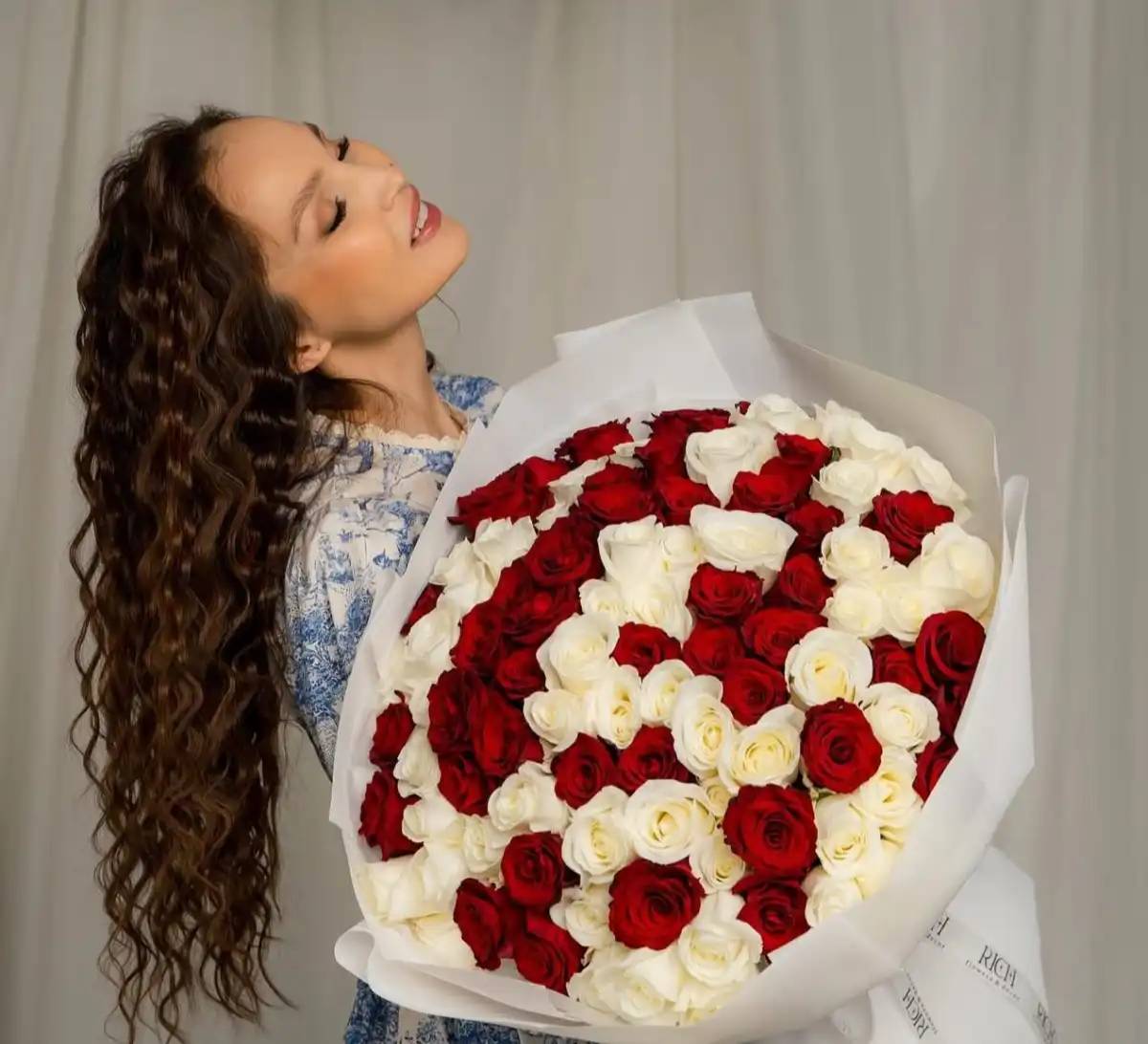 «Арыңыз қалай жібереді»: Жұлдыз Әбдікәрімова қысқа кием деп сынға қалды