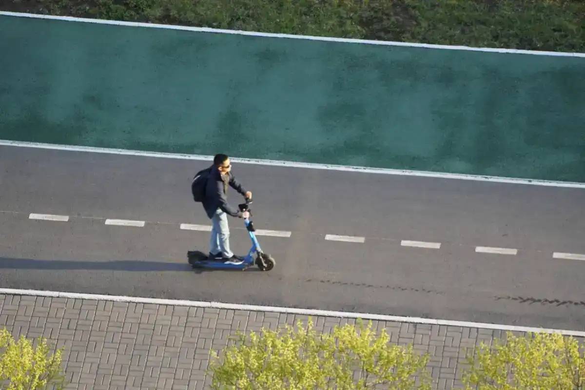 Елімізде электросамокаттардың тротуармен жүруіне тыйым салу ұсынылып отыр
