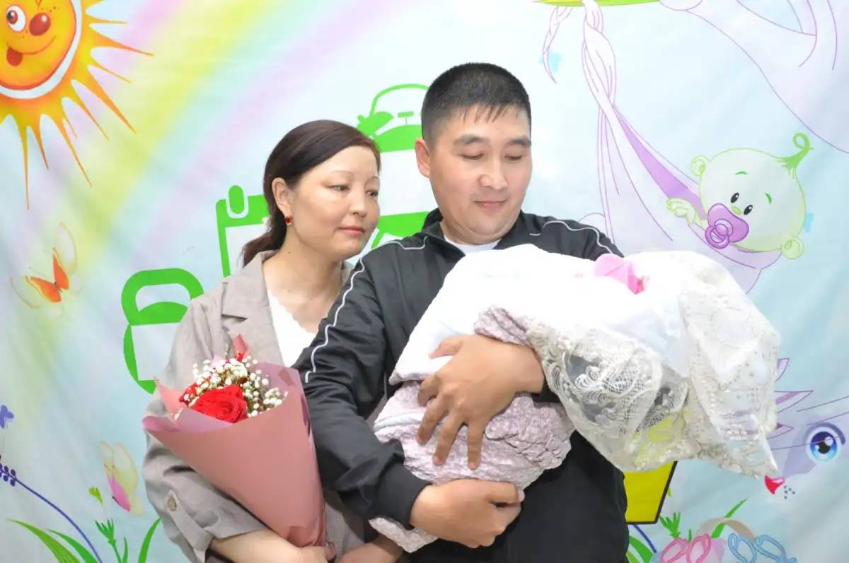 «Аңсаған сәби» бағдарламасының көмегімен дүниеге келген сәбилер мен ата-аналары бас қосты