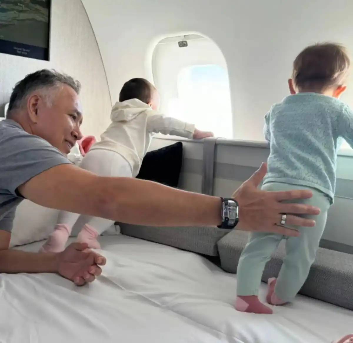 «Ертегі сияқты»: Баян Алагөзова екі кішкентай қызымен шетелде қыдырып жүр