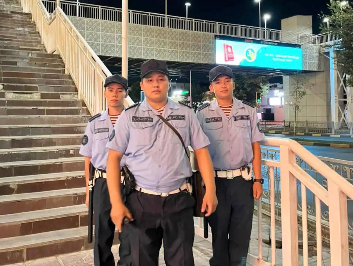 Ұландық сарбаздар жоғалған телефонды иесіне қайтарды