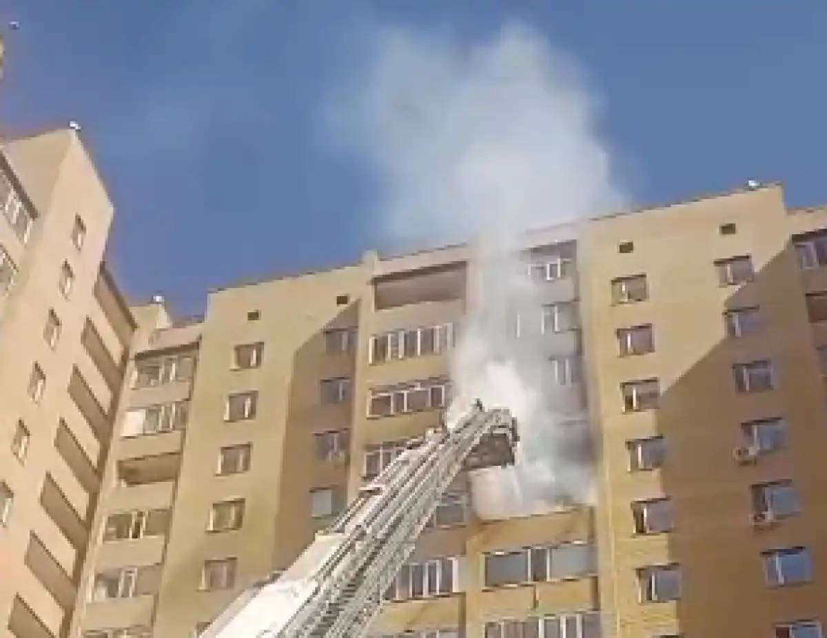 Астанада көпқабатты тұрғын үйден өрт шықты (ВИДЕО)