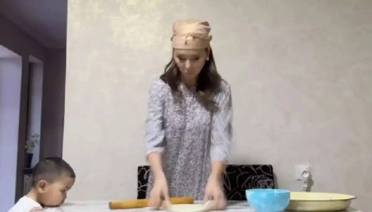 «Келіндік міндетін орындап жүр»: Динара Сәтжан наурызды қалай қарсы алғанын көрсетті