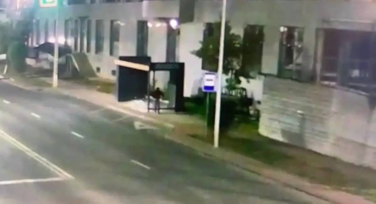 Астанада аялдаманы сындырған ер адам ұсталды (ВИДЕО)