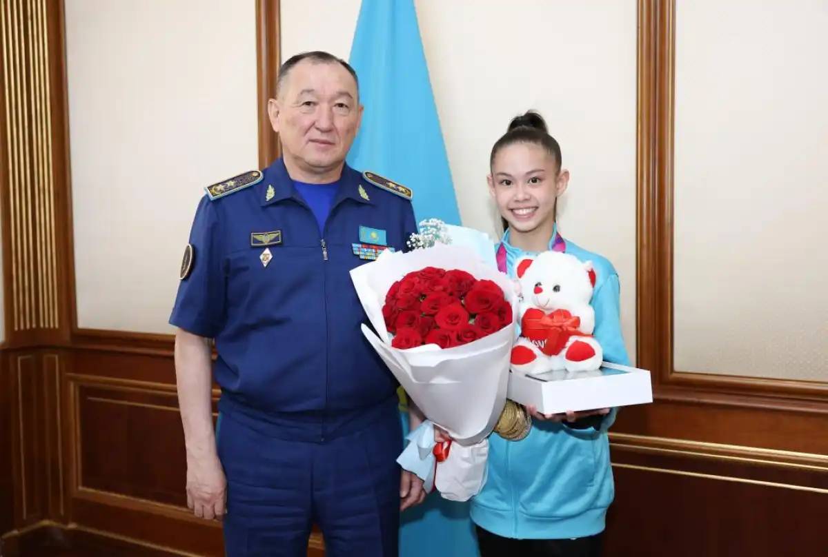 Қорғаныс министрі офицердің қызын спорттық гимнастикадағы тарихи жеңісімен құттықтады