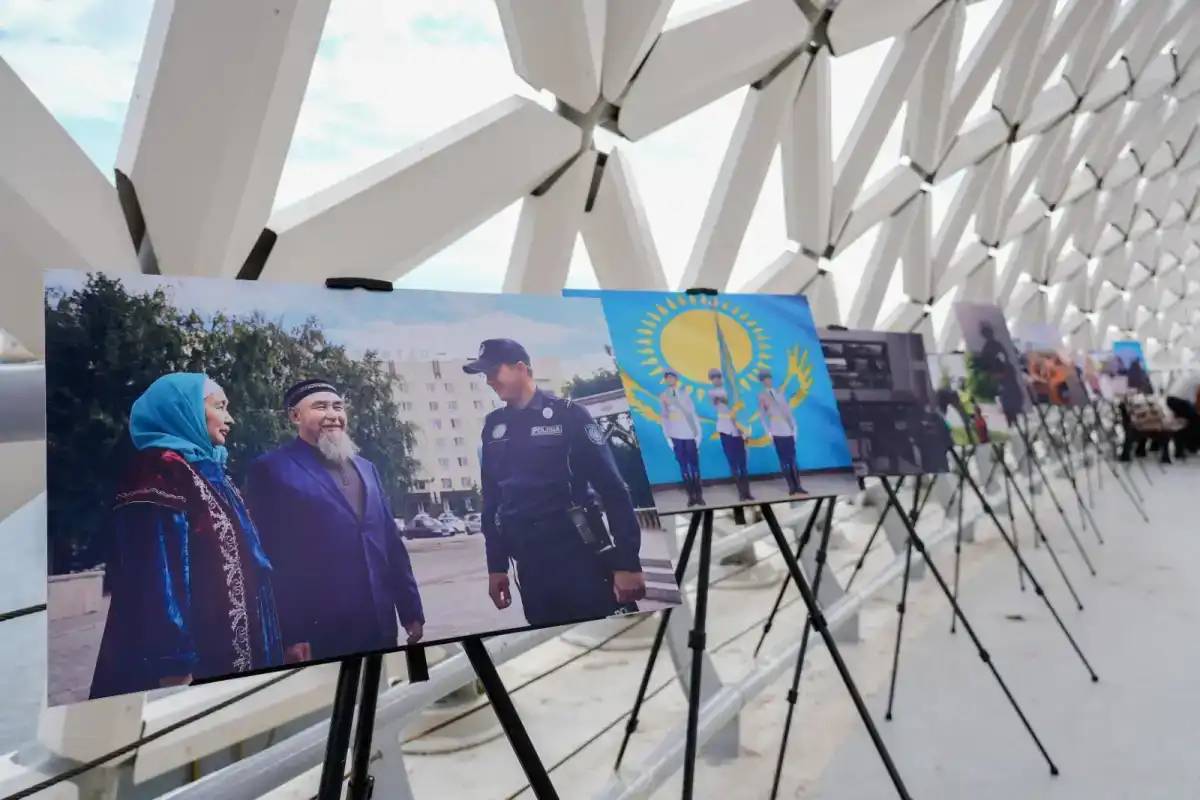 Полиция қызметкерлерінің жұмысы фотокөрме арқылы көрсетілді