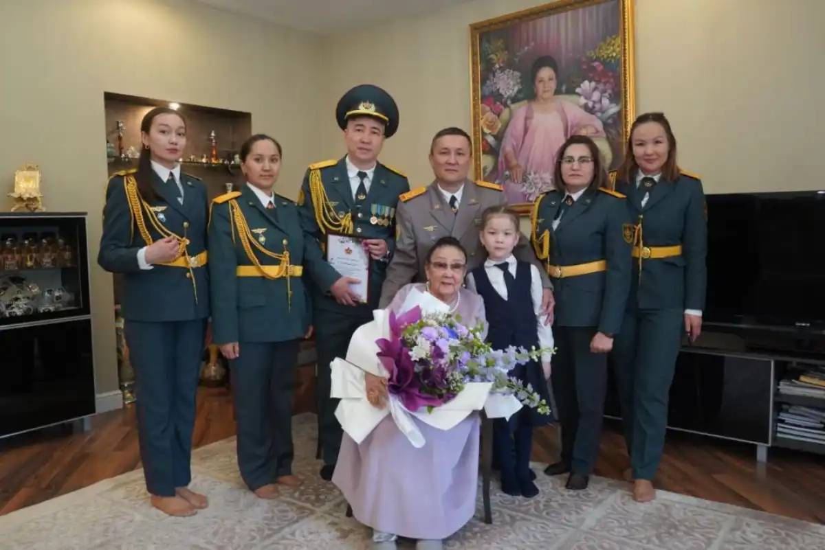 Әскери қызметшілер Бибігүл Төлегенованы Жеңістің 80 жылдығымен құттықтады