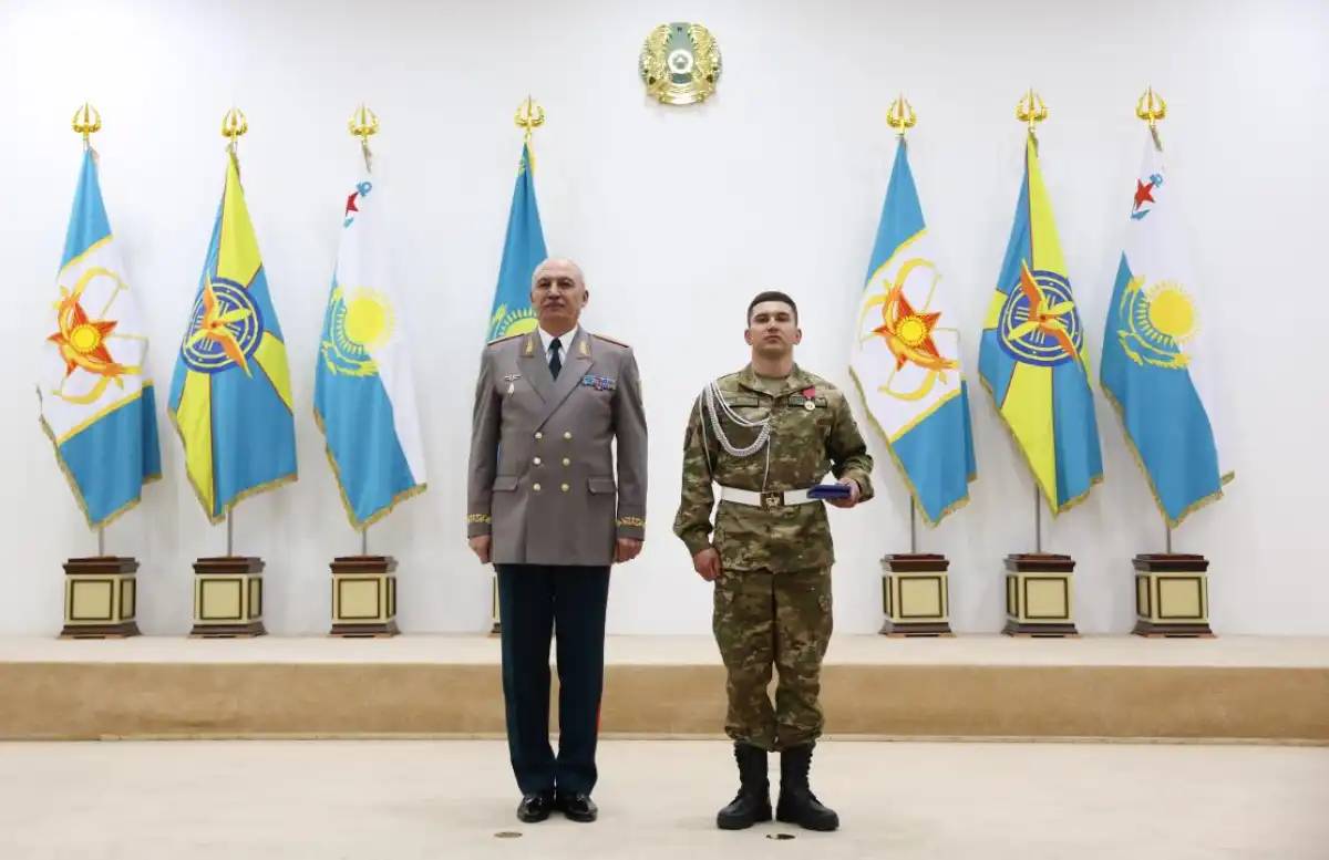 Қорғаныс министрі әскери қызметшілерге мемлекеттік наградалар табыс етті