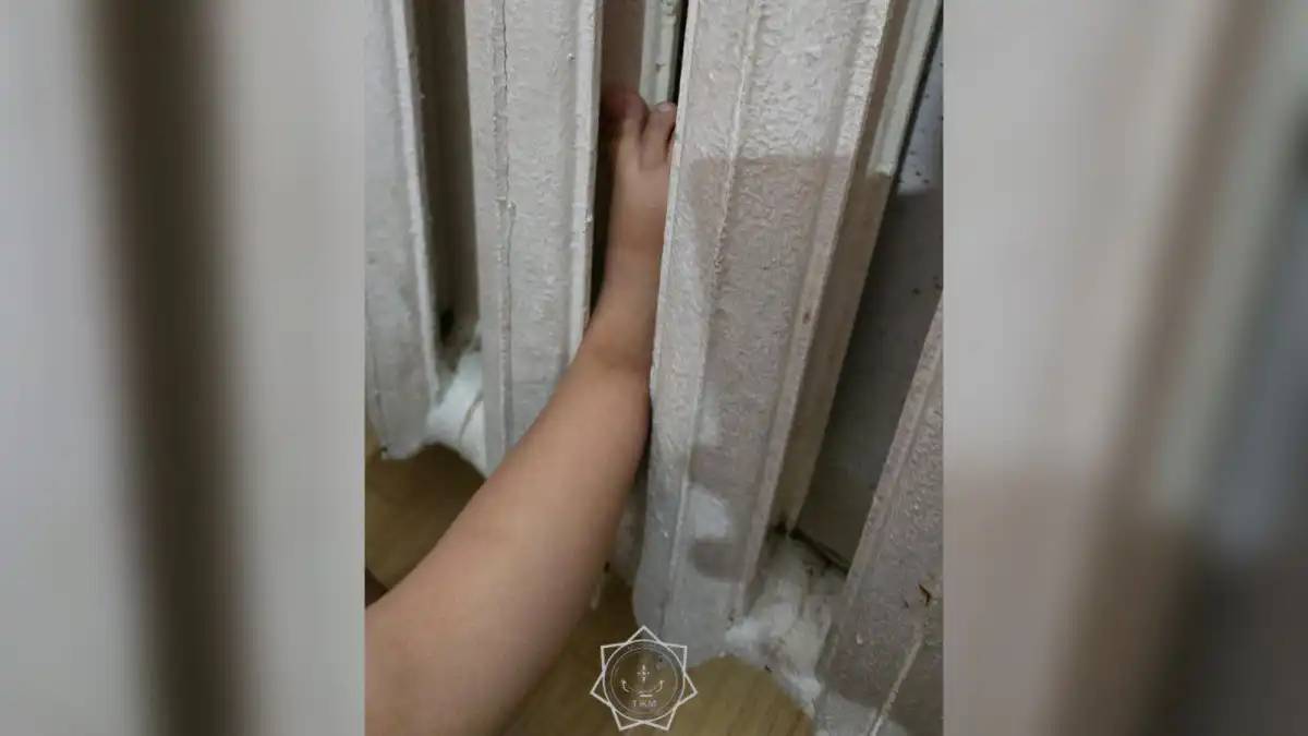 Елордада үш жасар баланың аяғы жылу батареясына қысылып қалды