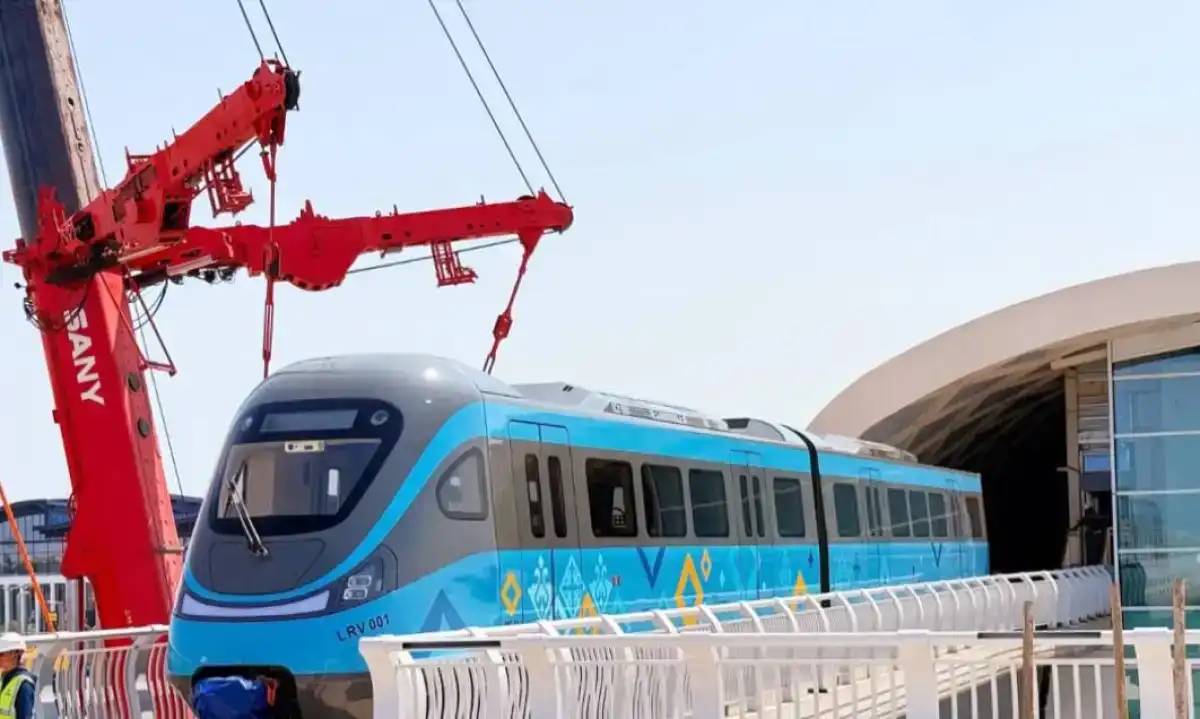 Елордада белгісіз біреулер LRT вагондарына сурет салып кеткен: тергеу басталды