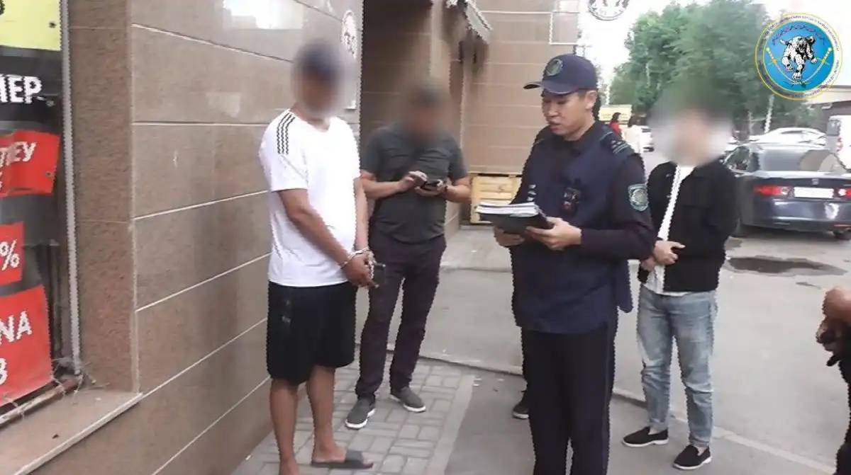 Астанада синтетикалық есірткі жасырған күдікті қолға түсті