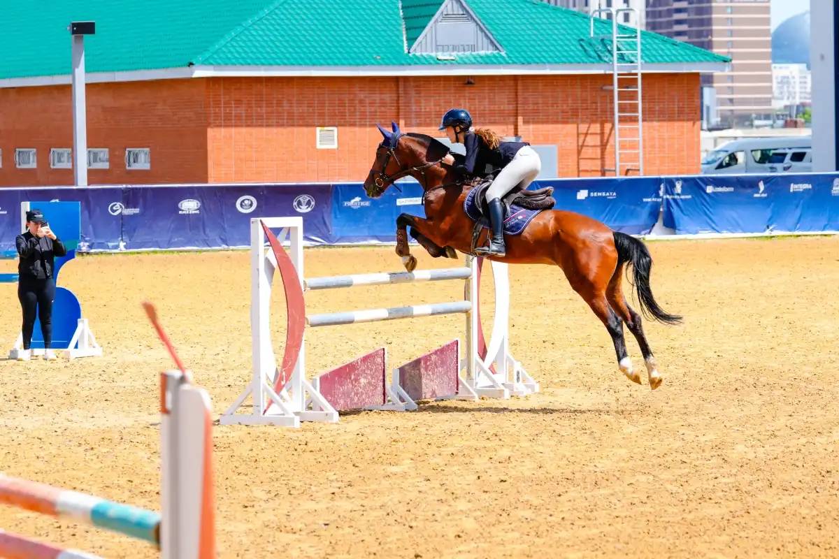 Астана қаласы конкурдан Қазақстан кубогын қабылдап жатыр