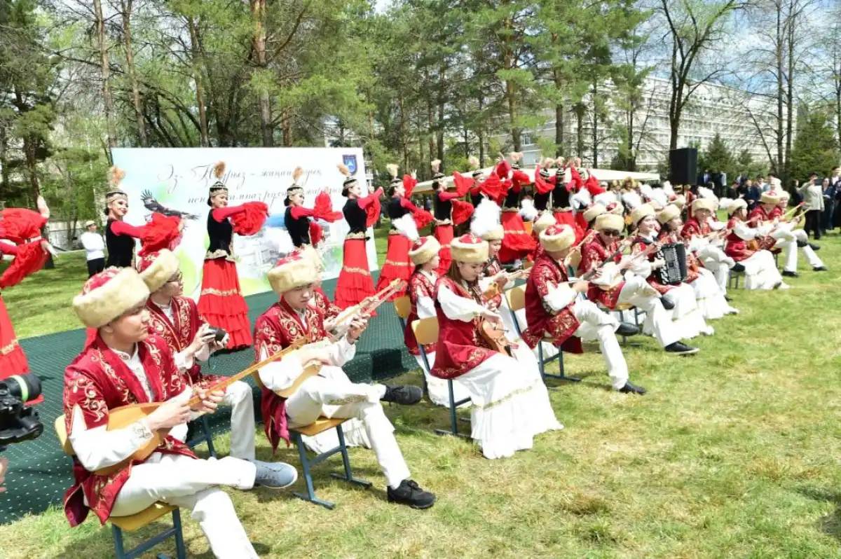 Алматыда Абай әндерін 1000 адам хормен орындады (ВИДЕО)