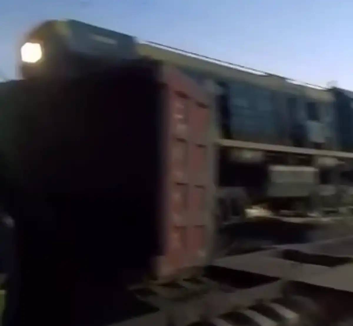 Түркістан облысында тепловоз жүк көлігіне соғылды (ВИДЕО)