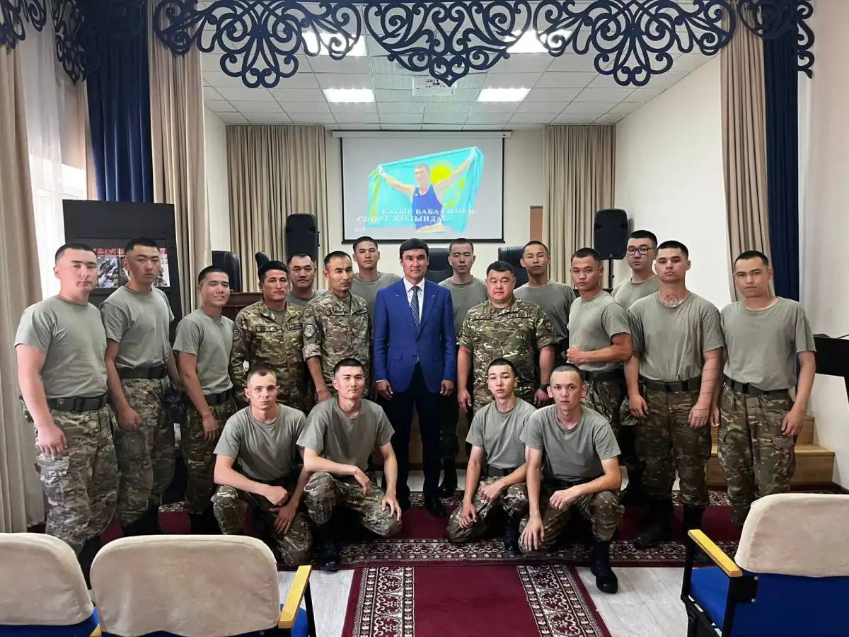 Олимпиада чемпионы Серік Сәпиев әскери бөлімде қонақта болды