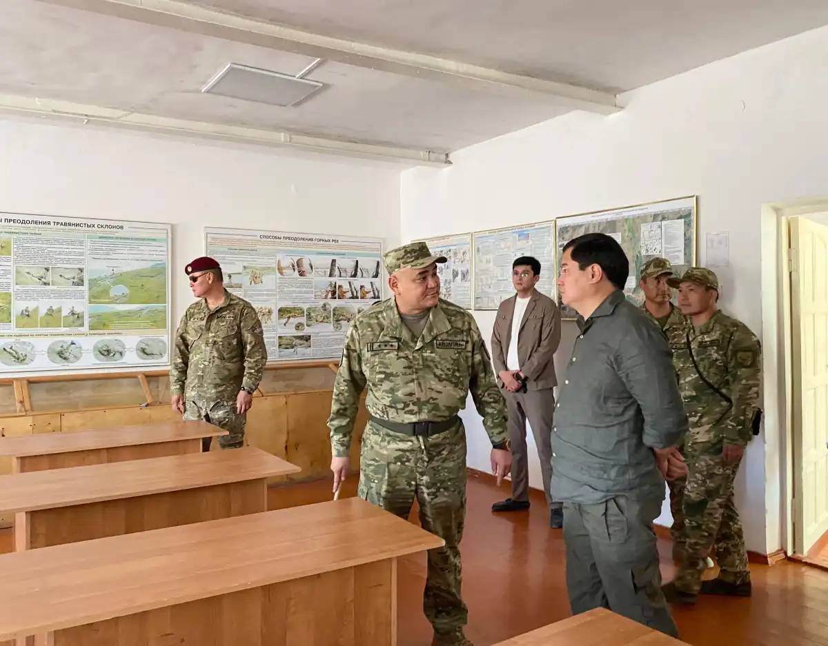 Мәжілісмен Ұлттық ұланның оқу орталығымен танысты