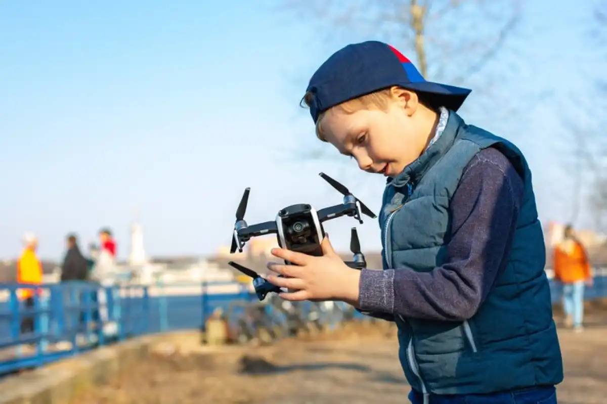 Еліміздің 1 100 мектебінде дрондарды басқаруға үйретеді