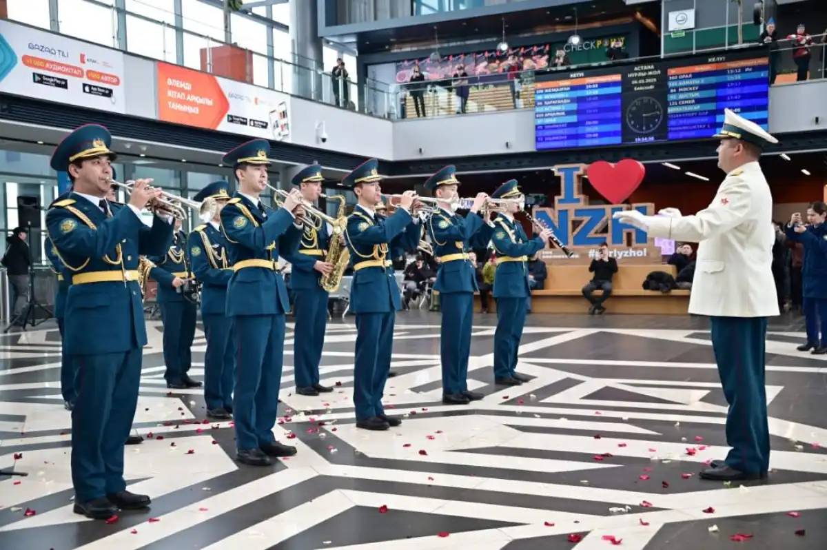 Әскери музыканттар әйелдер қауымын мерекемен құттықтады