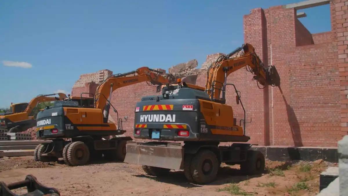 Елордада заңсыз салынған тұрғын үй кешені бұзылып жатыр