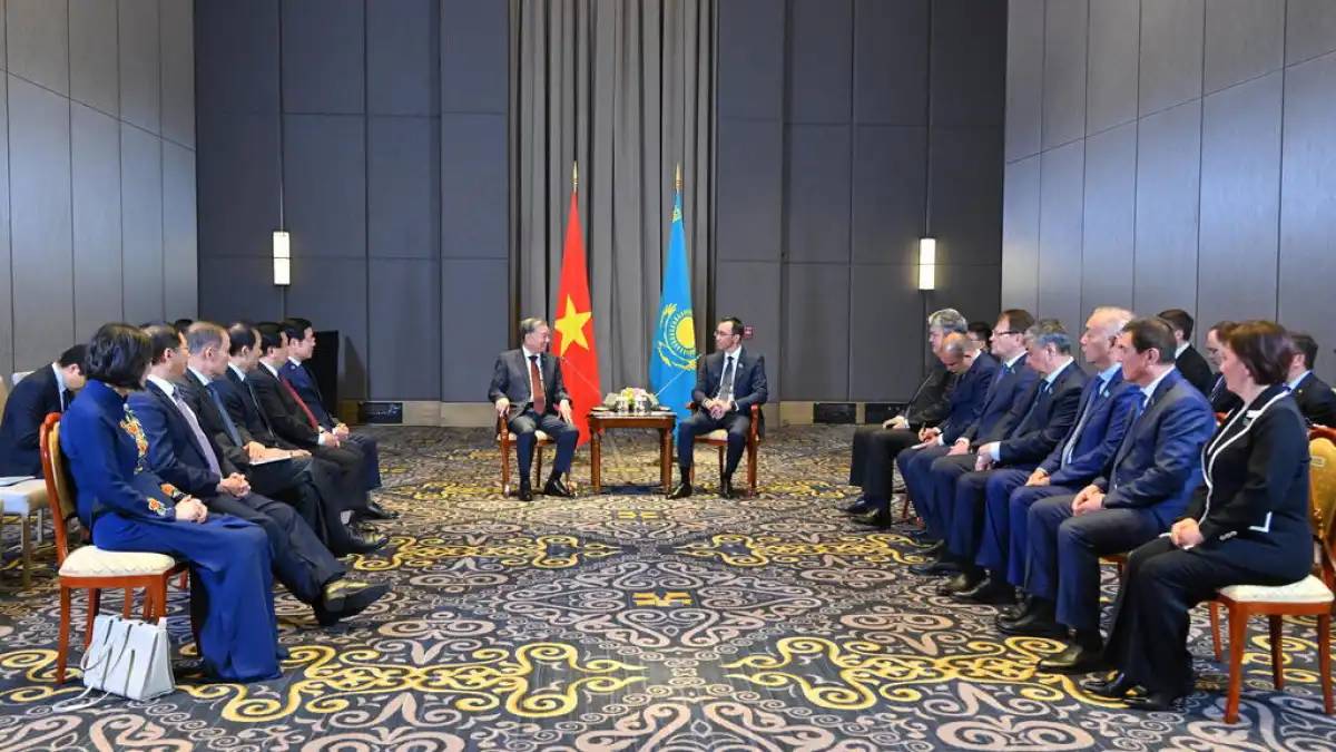 Мәулен Әшімбаев Вьетнам Коммунистік партиясы Орталық комитетінің бас хатшысымен кездесті