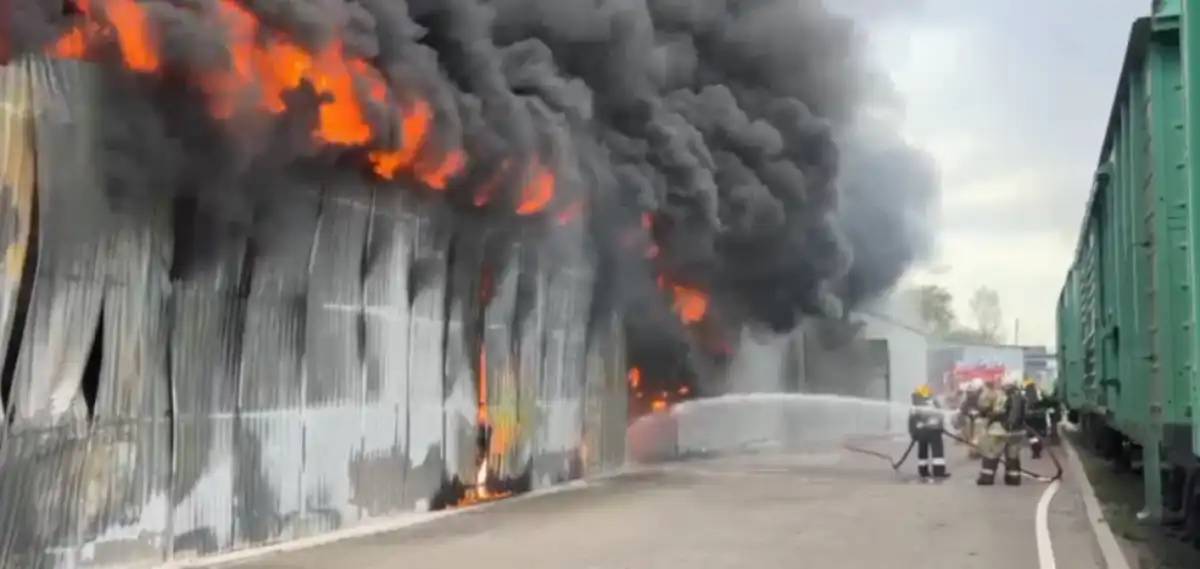 Алматыда қойма өртеніп жатыр (ВИДЕО)