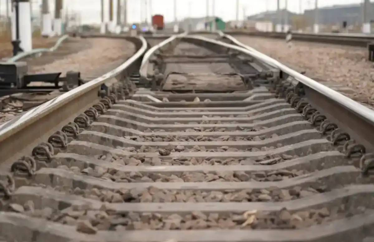 Алматыда пойыз үстіне шығып кеткен бала токқа түсті