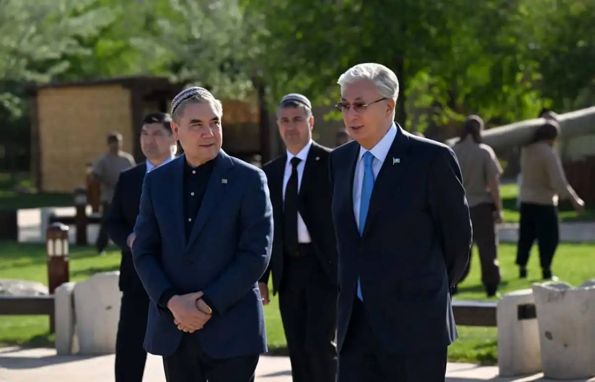 Қасым-Жомарт Тоқаев пен Гурбангулы Бердімұхамедов «Этноауыл» кешеніне барды